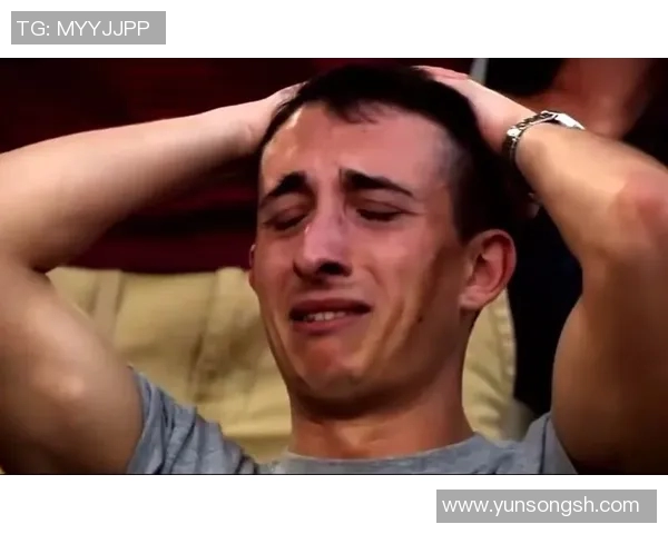 足球明星亲自送孩子上学展现温情一幕引发网友热议与感动